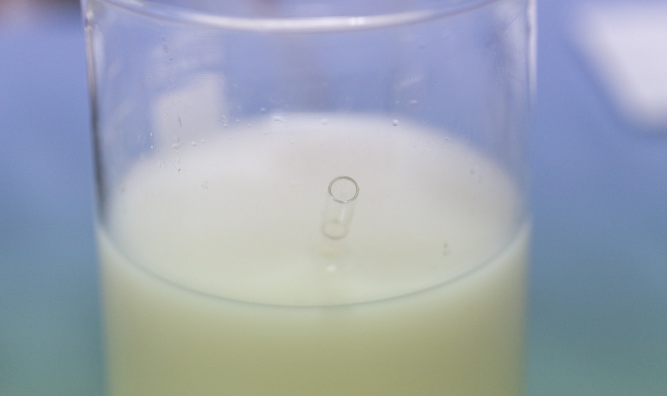 如何在萃取过程中提高效率，降低乳化现象？